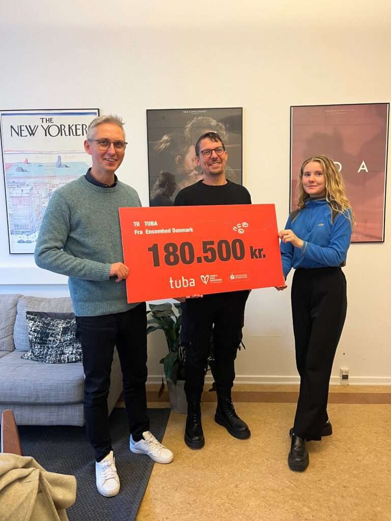 TUBAs landsleder Kåre Skarsholm modtager donation til TUBA fra Ensomhed Danmark.